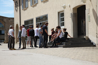 Studierende im Innenhof der Hochschule Rottenburg