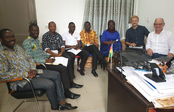 Ein Teil des Projektteams bei einem Planungsworkshop 2019 (v.l.n.r.) Ing. Prof. Dr. Nana Sarfo Agyemang Derkyi, Ing. Jo-seph Yankyera, Ing. Dr. Gilbert Akolgo, Ing. Andrew Quansah, Ing. Nana Twum, Ing. Khadija Sarquah, M.Sc. Florian Empl und Prof. Dr. Stefan Pelz