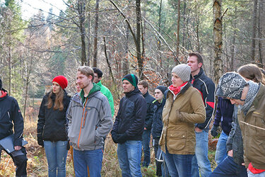 Studierende lauschen dem Referenten zum Thema Waldbau