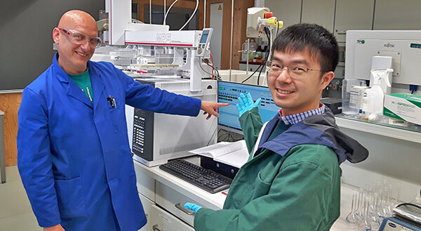 Ka Yui Kum und Rainer Kirchhoff im Labor der Hochschule Rottenburg