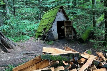 Blick auf eine Nachbildung einer traditionellen Köhlerhütte