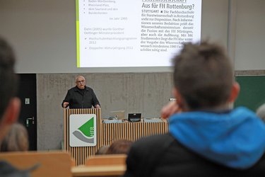 Prof. Kaiser bei seinem Vortrag am Rednerpult