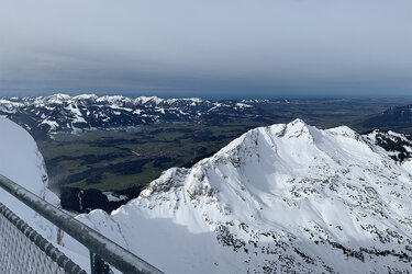 Blick auf eine verschneite Hochgebirgslandschaft