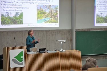 Prof. Megerle bei ihrem Vortrag am Rednerpult