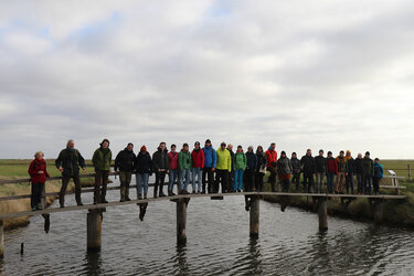 Gruppenfoto mit den Teilnehmern auf einem Steg