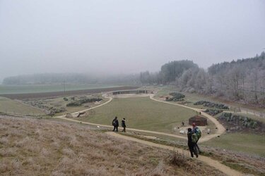 Studierende laufen durch ein Freilichtmuseum im Winter