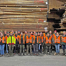 Gruppenfoto mit den Teilnehmern im Sägewerk
