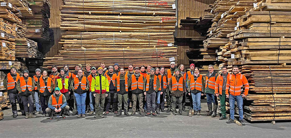 Gruppenfoto mit den Teilnehmern im Sägewerk