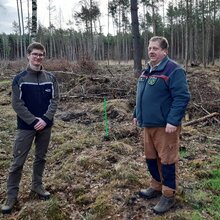 Student Robert Rieschick stellt zusammen mit dem Leiter des Reviers Jagdhaus im Forstbezirk Taura, Jens Ehmisch, auf einer Kalamitätsfläche eine von ihm geplante und geleitete Wiederaufforstung mit Eiche, Buche und Linde vor.