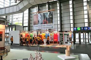 Studierende am Messestand der Hochschule Rottenburg in einer weitläufigen Messehalle