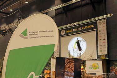 Blick in die Messehalle. Im Vordergrund das Logo der Hochschule Rottenburg