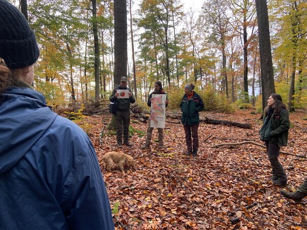 Lars Schubert informiert im Wald über die naturräumlichen Gegebenheiten in seinem Revier Münchhof