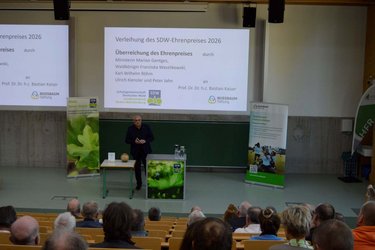 Prof. Dr. Bastian Kaiser hält seiner Dankesrede in der Aula der HFR. (Foto: SDW BW)