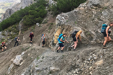 Studierende wandern bei einer Exkursion im Schweizer Nationalpark