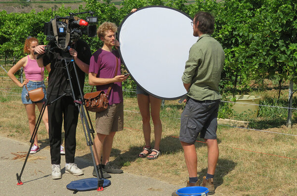 Kamerateam beim Interview im Weinberg