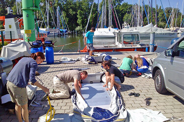 Studierende beim Vorbereiten der Motorboote für den Methodenkurs auf dem Bodensee