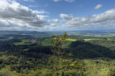 Blick vom Albtrauf auf die Burg Hohenzollern