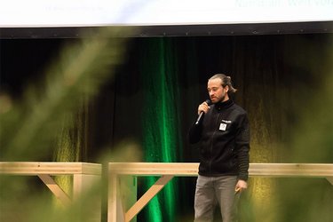 Ein Student bei seinem Vortrag auf der Bühne