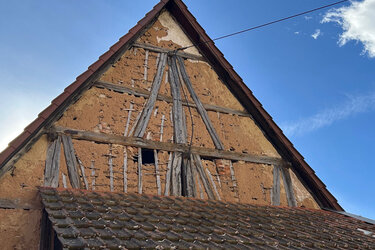 Dauerhaft über Jahrhunderte, einfach zu reparieren, heimischer Rohstoff: Lehmausfachung eines Scheunengebäudes.