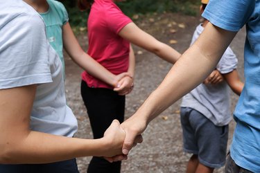 Kinder halten sich an den Händen