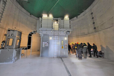 Im Inneren des Windrades stehen Studierende