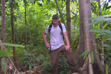 Student im Wald in Indonesien 