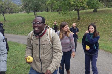 Austauschstudierende bei einer gemeinsamen Wanderung durch Streuobstwiesen.