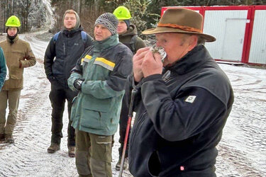 Christian Junele und Georg Schmid erläutern Bau und Betrieb eines Windrades im Wald