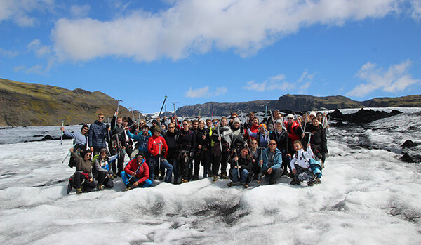 Gruppenfoto mit den Exkursionsteilnehmern auf einem Schneefeld in Island. Die Teilnehmer sind ausgerüstet mit Steigeisen und Eispickel.