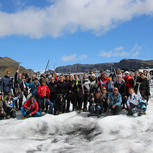 Gruppenfoto mit den Exkursionsteilnehmern auf einem Schneefeld in Island. Die Teilnehmer sind ausgerüstet mit Steigeisen und Eispickel.