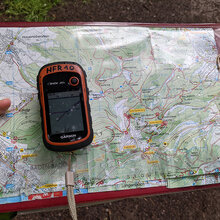 GPS-Gerät liegt auf einer analogen Wanderkarte