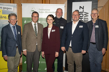 Gruppenbild mit Moderatorin: die Veranstalter des ersten Baden-Württembergischen Gemeinschaftswaldtreffens freuen sich über die großartige Beteiligung. V.l.n.r. Landesforstpräsident Martin Strittmatter, Minister Peter Hauk, Moderatorin Lotte Kube (FVA) Reinhold Maier (Präsident Landeswaldverband), Jerg Hilt (Geschäftsführer Forstkammer), Christoph Schurr (HFR).