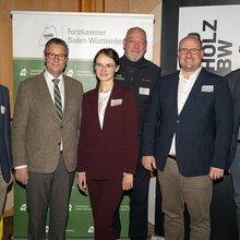 Gruppenbild mit Moderatorin: die Veranstalter des ersten Baden-Württembergischen Gemeinschaftswaldtreffens freuen sich über die großartige Beteiligung. V.l.n.r. Landesforstpräsident Martin Strittmatter, Minister Peter Hauk, Moderatorin Lotte Kube (FVA) Reinhold Maier (Präsident Landeswaldverband), Jerg Hilt (Geschäftsführer Forstkammer), Christoph Schurr (HFR).