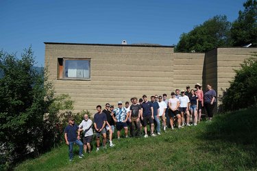 Gruppenfoto mit den Teilnehmern vor einem Gebäude