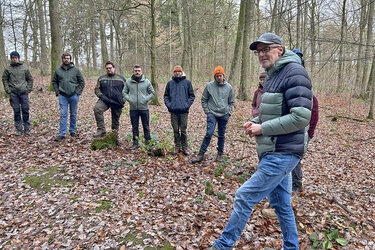 Im Wald lässt es sich am besten über den Wald diskutieren: Peter Wohlleben stellt das Urwaldprojekt der Waldakademie vor.