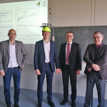 Gruppenfoto. Von links nach rechts: Prof. Dr. Andreas Kronenburg, Björn Baumgarten, Prof. Dr. Harald Thorwarth und Günter Scheffknecht nach erfolgreich abgelegter Dokorprüfung