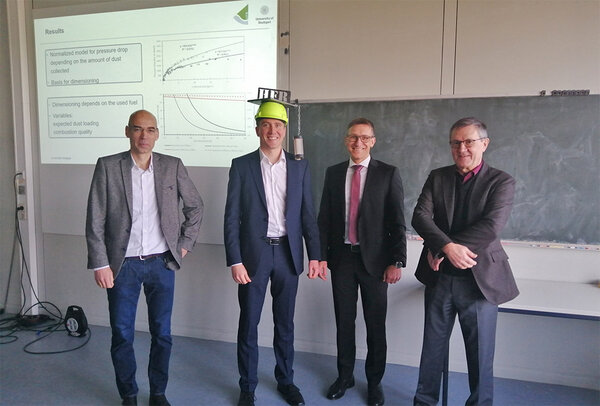 Gruppenfoto. Von links nach rechts: Prof. Dr. Andreas Kronenburg, Björn Baumgarten, Prof. Dr. Harald Thorwarth und Günter Scheffknecht nach erfolgreich abgelegter Dokorprüfung