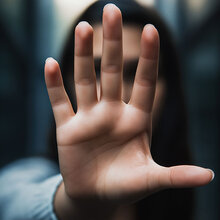 Eine Frau zeigt die Stopp-Hand vor ihrem Gesicht