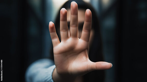 Eine Frau zeigt die Stopp-Hand vor ihrem Gesicht