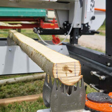 Mobile Bandsäge mit Schnittholz