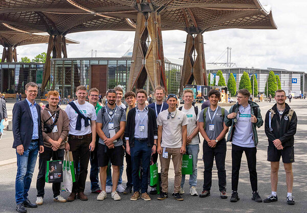 Gruppenfoto mit den Teilnehmern auf dem Messegelände