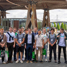 Gruppenfoto mit den Teilnehmern auf dem Messegelände