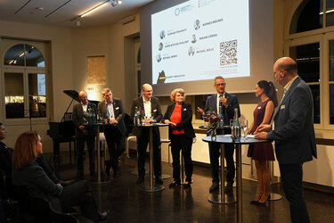 Aufdem Podium: Prof. Dr. Michael Weber, Vorsitzender der Landesrektoratekonferenz der Universitäten und Präsident der Universität Ulm, Dr. Michael Bolle, Vorsitzender des Stiftungsrats der Carl-Zeiss-Stiftung, Prof. Dr. Stephan Trahasch, Vorsitzender der Rektorenkonferenz der Hochschulen für Angewandte Wissenschaften in Baden-Württemberg und Rektor der Hochschule Offenburg, Prof. Dr. Doris Nitsche-Ruhland, Vizepräsidentin für Duales Studium und Lehre der Dualen Hochschule Baden-Württemberg (DHBW), Werner Mäurer, Geschäftsführer der HIWIN GmbH, Miriam Häring, Geschäftsführerin der Anton Häring GmbH sowie Moderator Dr. Jan-Martin Wiarda.