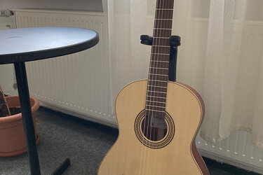 Eine Gitarre steht in einem Raum