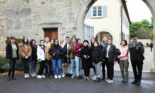 Gruppenfoto mit dem Besuch aus Irkutsk vor dem Hauptgebäude der Hochschule Rottenburg