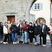 Gruppenfoto mit dem Besuch aus Irkutsk vor dem Hauptgebäude der Hochschule Rottenburg