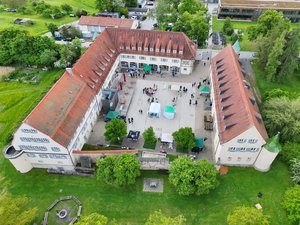 Luftaufnahme des HFR-Innenhofes mit Ständen des Arbeitgebertages