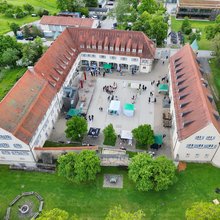Luftaufnahme des HFR-Innenhofes mit Ständen des Arbeitgebertages
