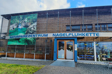 Blick auf den Eingangsbereich des Naturparkzentrums Nagelfluhkette.