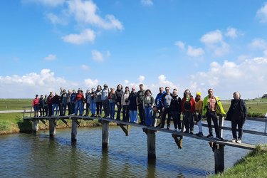 Studierende stehen auf einer Brücke